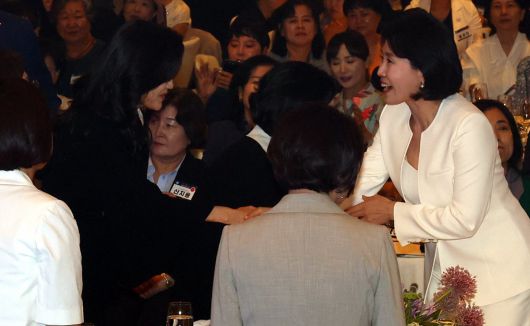이재명 대통령 부인 김혜경 여사가 1일 서울 중구 서울신라호텔 2층 다이너스티 홀에서 열린 제4회 여성기업주간 개막식에 참석해 이부진 호텔신라 사장과 인사를 나누고 있다. 2025.07.01. 뉴시스