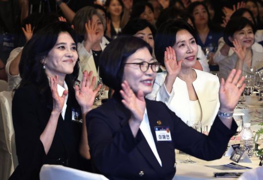 이재명 대통령의 부인 김혜경 여사와 이부진 호텔신라 사장 등 참석자들이 1일 오후 서울 중구 신라호텔에서 열린 ‘제4회 여성기업주간 개막식’에 참석해 손뼉을 치고 있다. 2025.7.1/뉴스1