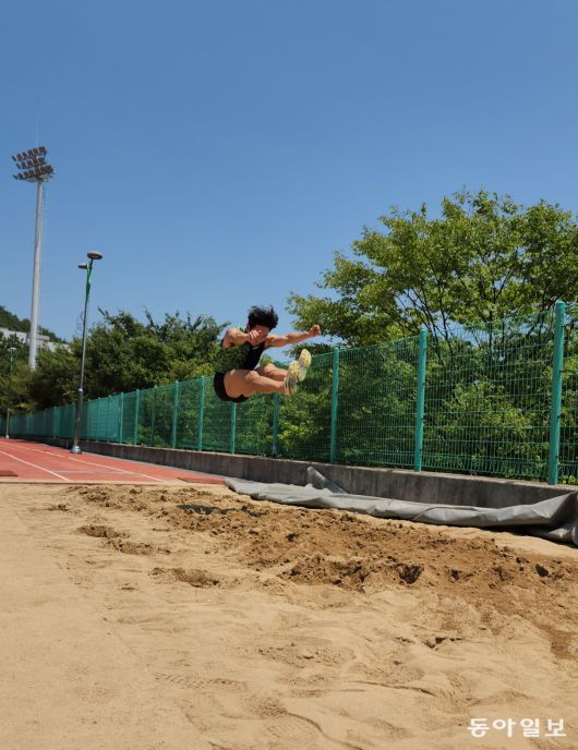 부산대 육상부 이현우 선수가 지난달 27일 부산 금정구 부산대학교 대운동장에서 멀리뛰기 훈련을 하고 있다. 김화영 기자 run@donga.com