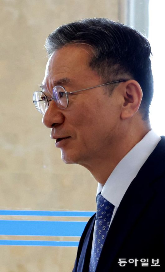 청문회 앞둔 정성호 정성호 법무부 장관 후보자(왼쪽 사진)가 1일 오전 서울 종로구 적선현대빌딩 청문회 준비 사무실로 출근하며 기자들의 질문에 답하고 있다. 정 후보자는 “수사와 기소의 분리, 검찰에 집중된 권한의 재배분 등 이런 문제와 관련해서는 어느 정도 국민적 공감대가 있다고 생각한다”고 말했다. 변영욱 기자 cut@donga.com