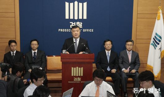 2009년 6월 12일 이인규 당시 대검 중수부장(가운데)이 서울 서초구 대검찰청에서 ‘박연차 게이트’ 수사 결과를 발표하고 있다. 그는 2023년 회고록 ‘나는 대한민국 검사였다’를 썼다. 박영대  기자 sannae@donga.com