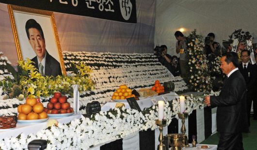 노무현 전 대통령이 서거한지 나흘 째인 2009년 5월 26일 경남 김해시 봉하마을 분향소에서 ‘노무현의 후원자’로 불린 강금원 창신섬유 회장이 조문하고 있다. 동아일보DB