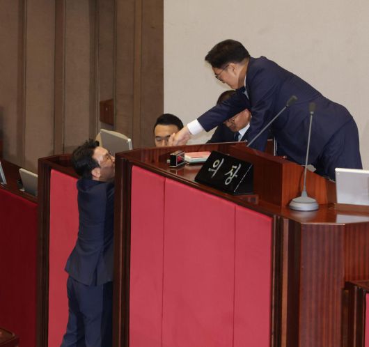 3일 서울 여의도 국회에서 열린 제426회 국회(임시회) 제4차 본회의에서 김민석 국무총리 후보자가 우원식 의장과 악수하고 있다. 2025.07.03 이훈구 기자 ufo@donga.com