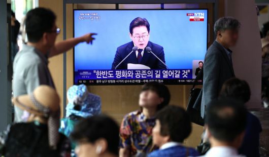 3일 오전 서울역 대합실에서 시민들이 이재명 대통령 ‘취임 한달’ 기자회견 생중계 영상을 시청하고 있다. 2025.7.3/뉴스1