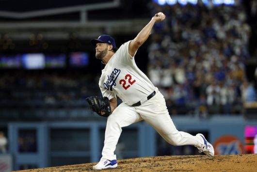 LA 다저스 투수 클레이턴 커쇼가 역투하고 있다. 로스앤젤레스=AP뉴시스