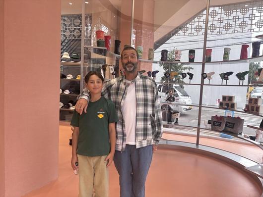 스티브 말본과 아들. 말본 부부는 매장 오픈 행사에 두 아들과 함께 참석했다. 황소영 기자 fangso@donga.com