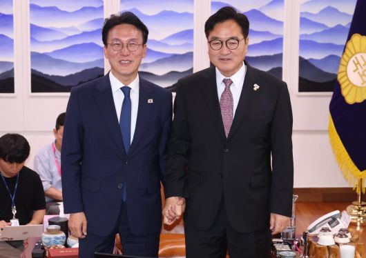 우원식 국회의장이 4일 오후 서울 여의도 국회의장 집무실에서 김민석 국무총리와 면담을 나누기 전 손을 잡고 기념촬영을 하고 있다. 뉴시스