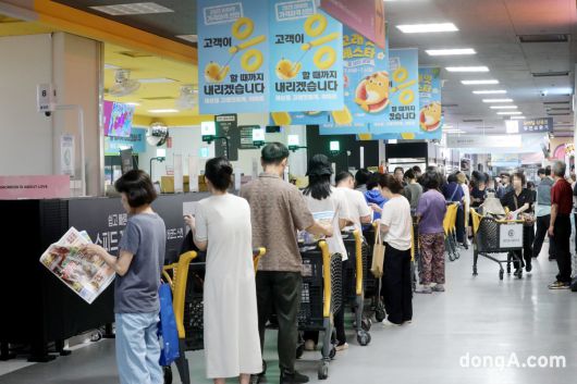 시민들이 이마트 개점 시간에 맞춰 입장하기 위해 줄을 섰다.