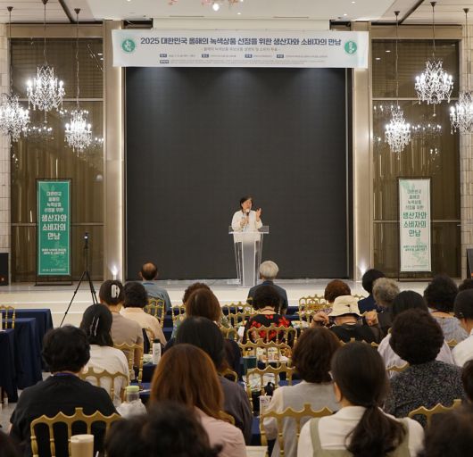 3일 서울 서초구 더 리버사이드 호텔에서 열린 ‘2025 대한민국 올해의 녹색상품(올녹상)’ 선정 투표에서 유미화 소비자평가위원장이 소비자투표단에게 투표 개요를 설명하고 있다. 한국녹색구매네트워크 제공