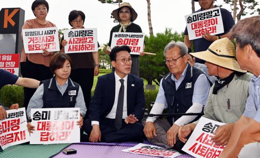 김민석 신임 국무총리가 4일 서울 용산구 전쟁기념관 앞에서 송미령 농림축산식품부 장관의 유임에 반대하며 농성 중인 농민단체를 만나 면담을 하고 있다. 사진공동취재