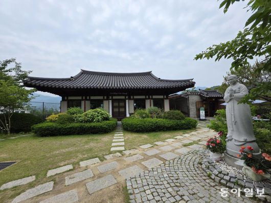 남양주 마재성지의 한옥성당과 한복을 입은 성모상.