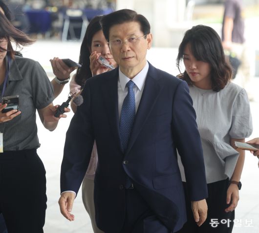 4일 박종준 전 대통령경호처장도 특검에 출석해 윤석열 전 대통령 체포영장 집행 방해 혐의 등에 대한 조사를 받았다. 장승윤 기자 tomato99@donga.com