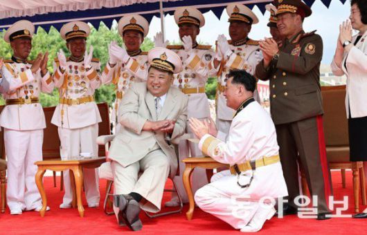 김정은은 왜 김명식 해군사령관의 모자를 즐겨 뺏어 쓴 것일까. 이례적인 장면이 두 번이나 북한 매체에 공개됐다.  동아일보 DB