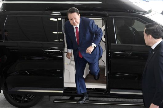 윤석열 전 대통령이 5일 오전 서울 서초구 서울고등검찰청에 마련된 내란 특검 사무실로 출석하고 있다. (공동취재)