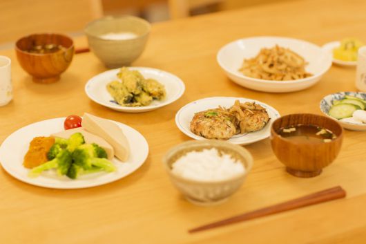 오키나와 장수의 비결은 제철 채소, 콩류, 통곡물 중심의 단순한 식단과 배부르기 전 멈추는 ‘80% 식사 원칙’에 있었다. 천천히 함께 식사하며 절제하는 오키나와의 식문화는 만성질환 예방과 건강한 노화에 좋다. (사진=게티이미지뱅크.)