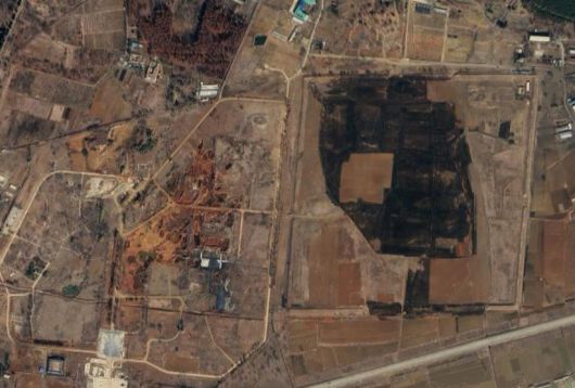 2012년 준공 직후의 평양민속공원(위)과 2025년 현재 폐허가 돼 흔적도 찾아보기 힘든 공원터. 구글어스.