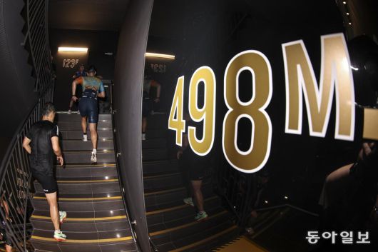 롯데월드타워 1층부터 123층까지 2,917개의 계단을 오르는 수직 마라톤 스카이런(SKY RUN) 코스에 도전하는 참가자들. 사진공동취재단