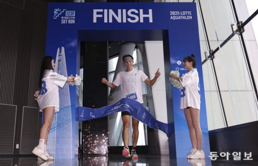 한 참가자가 롯데월드타워 123층 결승선을 통과하고 있다. 사진공동취재단