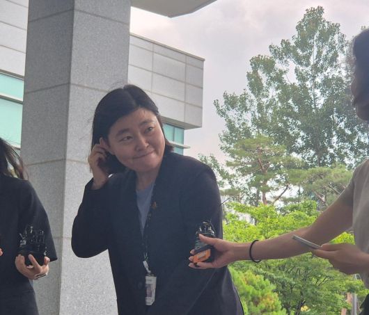 임은정 신임 서울동부지검장(51·사법연수원 30기)이 4일 오전 첫 출근하며 취재진의 질문을 받고 있다. ⓒ 뉴스1