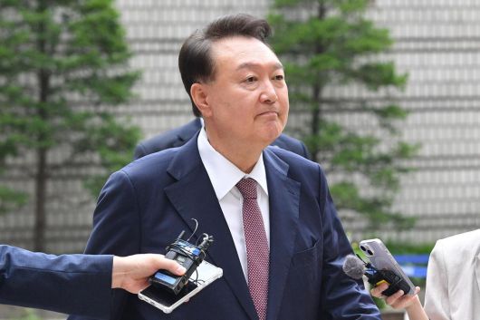 윤석열 전 대통령이 3일 서울 서초구 서울중앙지방법원에서 열린 내란 우두머리 혐의·직권남용 권리행사 방해 혐의 사건 9차 공판에 출석하고 있다. 2025.07.03 사진공동취재단