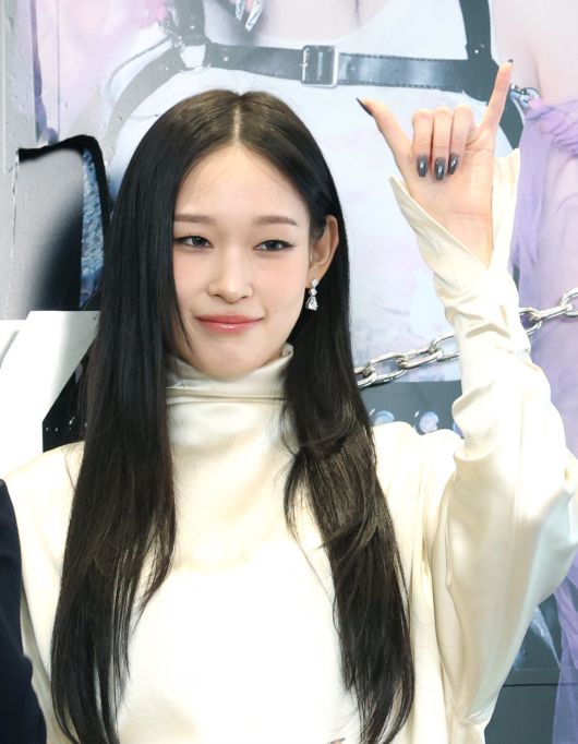 혼성 5인 그룹 올데이프로젝트(ALLDAY PROJECT) 애니가 23일 서울 강남구 일상비일상의틈byU+에서 열린 데뷔 싱글 ‘페이머스’(FAMOUS) 발매 기념 팝업 스토어 포토콜 행사에 참석해 포즈를 취하고 있다. ⓒ News1