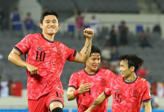 이동경(왼쪽)이 7일 경기 용인미르스타디움에서 열린 중국과의 동아시안컵 1차전에서 선제골을 넣은 뒤 환호하고 있다. 용인=뉴시스.