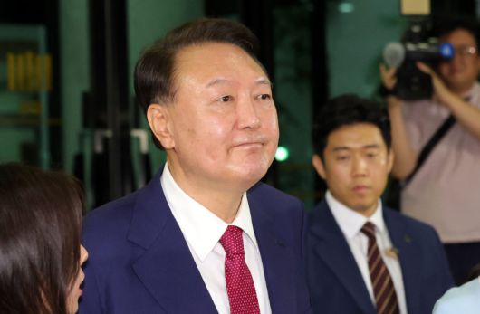 2차 조사 14시간 30분만에 끝나 윤석열 전 대통령이 5일 오후 11시 54분경 서울 서초구 서울고검 청사에서 ‘내란 특검’ 2차 대면조사를 받은 뒤 청사를 나오고 있다. 윤 전 대통령은 이날 저녁 식사를 건너뛰고 총 14시간 30분간 조사를 받았다. 뉴시스