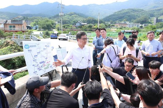 김동연 경기도지사가 8일 오후 양평군 양서면의 서울-양평 고속도로 현장을 찾아 현장을 점검한 뒤 기자들의 질문에 답하고 있다. 경기도 제공