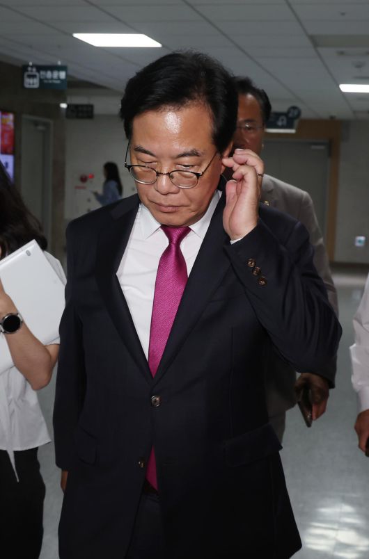 송언석 비상대책위원장 겸 원내대표가 국회 의원회관에서 열린 세미나에 참석한 뒤 회의장을 나서는 모습. 뉴시스