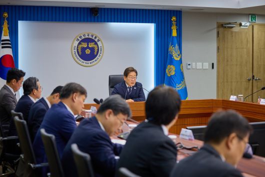 이재명 대통령이 23일 서울 용산구 대통령실 청사에서 열린 제1차 수석보좌관회의에서 발언하고 있다.  대통령실 제공.