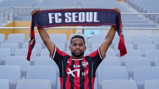 FC서울의 유니폼을 입은 공격수 안데르손이 서울 머플러를 들고 기념 촬영을 하는 모습. 서울은 도움왕 출신 안데르손을 영입해 공격력을 강화했다. FC서울 제공