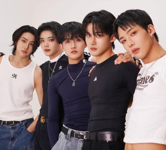 5인조 보이그룹 ‘유니버스’ 멤버 혁(오른쪽)과 석(오른쪽에서 세 번째)은 각각 2013, 2019년 탈북했다. 사진 출처 씽잉비틀 제공