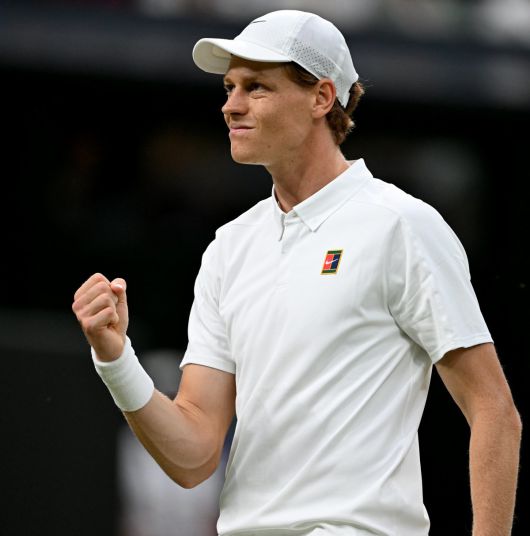 얀니크 신네르가  7일(현지시간) 윔블던 8강 진출을 자축하고 있다. 런던=신화 뉴시스