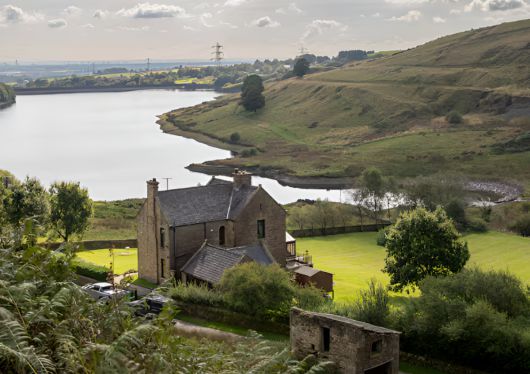 영국의 한 부부가 그레이터 맨체스터주에 있는 단기 렌트 숙소에 8명 예약해 놓고, 200명이 넘는 사람을 초대해 파티를 벌여 고급 숙소가 난장판이 됐다. (사진=에어비앤비 캡처)