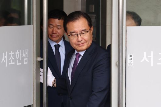 이명현 채상병 특별검사를 비롯한 특검보가  2일 오전 서울 서초구에 마련된 특검 사무실에서 열린 현판식에서 현판 제막을 하기 위해 이동하고 있다. 2025.07.02 뉴시스