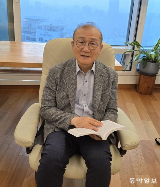 이종철 서울 강남구 보건소장(전 삼성의료원장)이 본보와의 인터뷰에서 의정 갈등, 실손보험 폐단, 지역간 의료 격차 등 의료계 이슈와 관련해서 의견을 제시하고 있다. 이진한 의학전문기자·의사 likeday@donga.com