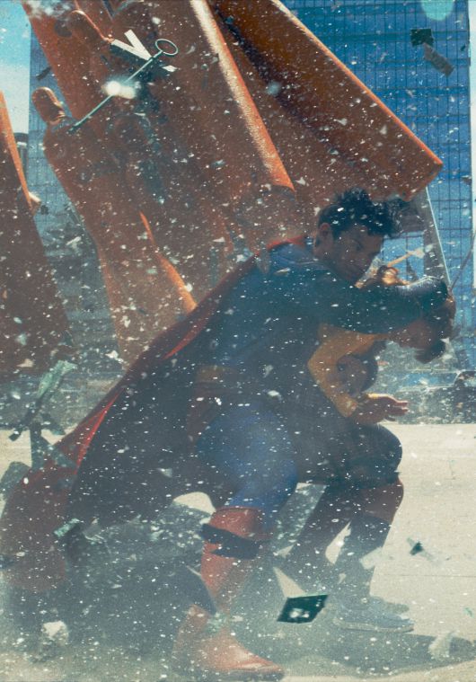 영화 ‘슈퍼맨’에서 슈퍼맨(데이비드 코런스웻)이 날아오는 건축물 파편에 다칠 뻔한 아이를 구하고 있다. 이 영화에서 어떤 이들은 슈퍼맨의 활약에 응원을 보내지만, 다른 이들은 오히려 그를 세상의 위협으로 여긴다. 워너브러더스코리아 제공