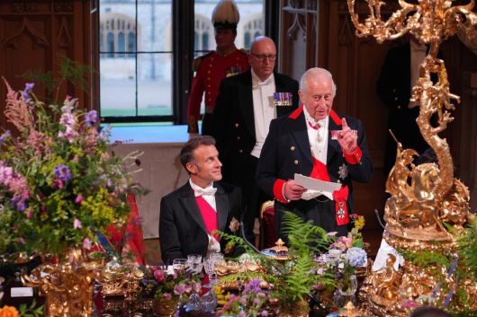 찰스 3세(오른쪽) 영국 국왕이 8일(현지 시간) 영국 윈저성에서 열린 국빈 만찬 중 에마뉘엘 마크롱 프랑스 대통령을 환영하는 연설을 하고 있다. 마크롱 대통령이 찰스 3세 국왕의 초청으로 브렉시트 이후 처음으로 영국을 국빈 방문했다. 그는 영국과 프랑스가 이 위험한 세계에서 민주주의와 법치, 국제 질서를 수호하며 “유럽을 구할 것”이라고 말했다. 2025.07.09. [윈저=AP/뉴시스]