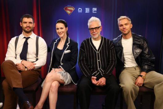 영화 ‘슈퍼맨’에서 슈퍼맨을 연기한 배우 데이비드 코런스웻과 로이스 레인 역의 레이철 브로즈너핸, 제임스 건 감독, 렉스 루터를 연기한 배우 니컬러스 홀트(왼쪽부터). 여러 슈퍼 히어로들이 떼로 나오는 게 아닌 슈퍼맨 ‘단독’ 영화는 ‘맨 오브 스틸’(2013년) 이후 12년 만이다. 워너브라더스코리아 제공