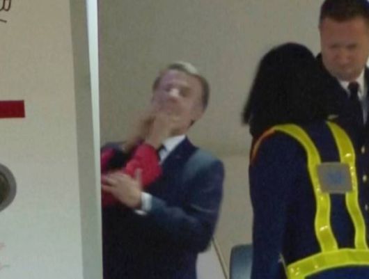 베트남 하노이에 도착한 프랑스 대통령 전용기에서 에마뉘엘 마크롱 프랑스 대통령(왼쪽)의 얼굴을 브리지트 여사가 밀고 있다. 하노이=AP 뉴시스