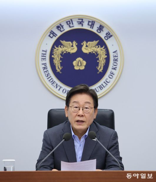 이재명 대통령이 10일 오후 서울 용산 대통령실에서 수석보좌관 회의를 주재하고 있다. 2025.07.10 .  송은석 기자 silverstone@donga.com