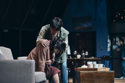 과학적으로 설명하기 어려운 현상을 두고 네 인물이 벌이는 논쟁을 중심으로 긴장감을 더하는 연극 ‘2시 22분’. 신시컴퍼니 제공