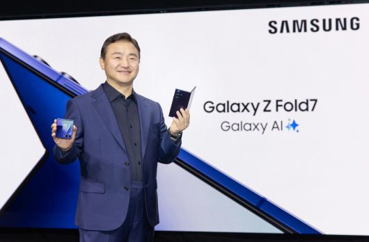 노태문 삼성전자 디바이스경험(DX)부문장 직무대행이 미국 뉴욕에서 갤럭시 Z 폴드7(오른쪽)과 갤럭시 Z 플립7(왼쪽)을 공개하고 있다. 삼성전자 제공