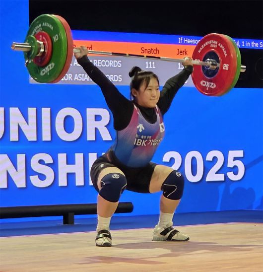 전희수(위 사진 가운데)가 8일(현지 시간) 카자흐스탄 아스타나에서 열린 2025 아시아주니어역도선수권대회 여자 77kg급 경기에서 3관왕을 달성한 뒤 시상대에 올라 기념 촬영을 하고 있다. 아래 사진은 전희수가 인상에서 힘차게 바벨을 들어 올리는 모습. 대한역도연맹 제공