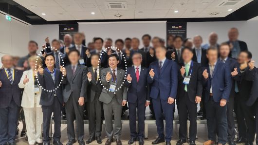 2023년 5월 폴란드 바르샤바에서 열린 ‘글로벌 우크라이나 재건 포럼’에 원희룡 당시 국토교통부 장관(오른쪽), 이응근 당시 삼부토건 대표가 참석해 손하트를 하고 있다. 경상국립대 홈페이지