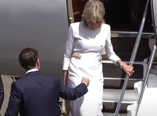 英 국빈방문 마크롱 부부 또 불화설 유럽연합(EU) 회원국 정상으로 10년 만에 영국을 국빈 방문한 에마뉘엘 마크롱 프랑스 대통령(가운데 줄 오른쪽)이 찰스 3세 영국 국왕과 함께 8일 왕실 마차를 타고 런던 근교 윈저성에 들어서고 있다(위쪽 사진). 이날 라이즐립의 노솔트 공군기지에 도착한 마크롱 대통령(아래쪽 사진)은 전용기에서 내리며 부인 브리지트 여사에게 손을 내밀었지만 브리지트 여사는 난간만 잡았다. 브리지트 여사의 에스코트를 무시하는 모습이 화제가 되며 두 사람의 불화설이 재점화되고 있다. 윈저=AP 뉴시스·X 캡처