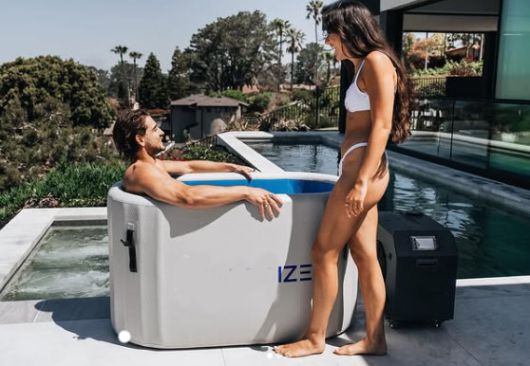 얼음물 목욕 욕조 홍보 사진.