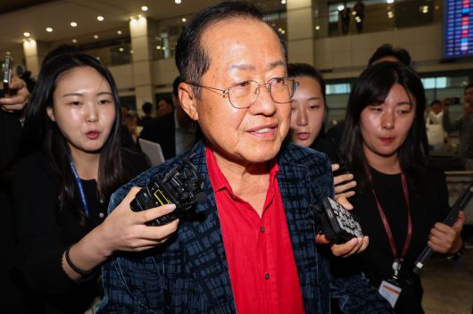 국민의힘 대선 후보 경선에서 탈락한 뒤 정계 은퇴를 선언하고 하와이에 체류했던 홍준표 전 대구시장이 17일 인천 중구 인천국제공항 제1터미널을 통해 귀국한 뒤 이동하고 있다. 2025.06.17. [인천공항=뉴시스]