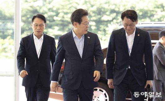 이재명 대통령이 11일 오전 서울 용산 대통령실로 출근을 하고 있다. 송은석 기자 silverstone@donga.com