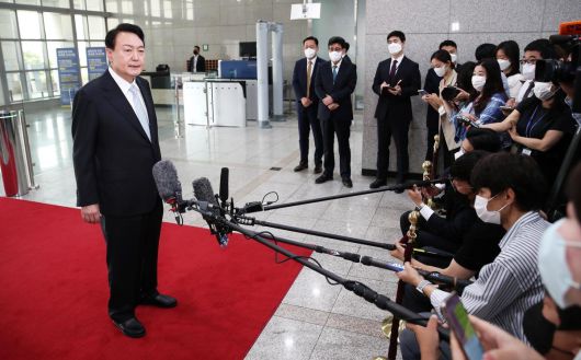 윤석열 대통령이 지난 2022년 7월 4일 오전 용산 대통령실 청사에서 열린 출근길 도어스테핑에서 취재진의 질문에 답하고 있다. 2022.7.4 대통령실사진기자단